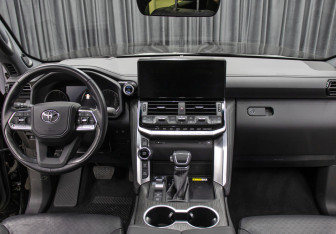 Подержанный автомобиль Toyota Land Cruiser Suv 2022 года (12 фото)