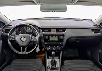 Подержанный автомобиль Skoda Octavia Liftback 2015 года (14 фото)