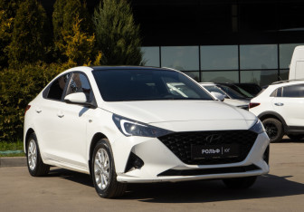 Подержанный автомобиль Hyundai Solaris Sedan 2021 года (2 фото)