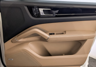 Подержанный автомобиль Porsche Cayenne 2019 года (25 фото)