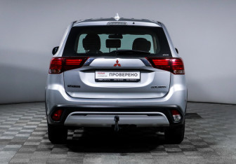 Подержанный автомобиль Mitsubishi Outlander 2019 года (6 фото)