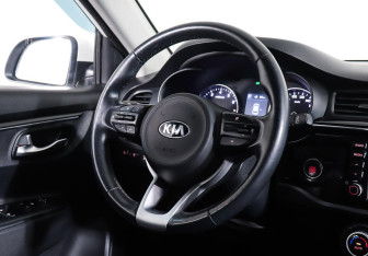 Подержанный автомобиль Kia Rio Hatchback 2018 года (12 фото)