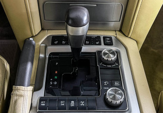 Подержанный автомобиль Toyota Land Cruiser Suv 2016 года (14 фото)