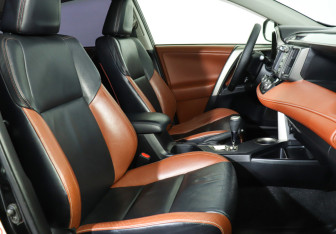 Подержанный автомобиль Toyota RAV4 2013 года (14 фото)