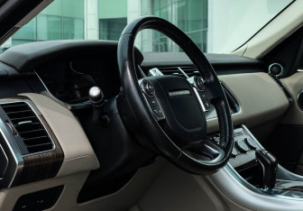 Подержанный автомобиль Land Rover Range Rover Sport 2015 года (13 фото)