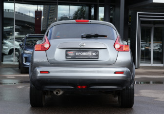 Подержанный автомобиль Nissan Juke 2011 года (7 фото)