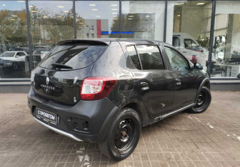 Подержанный автомобиль Renault Sandero 2019 года (8 фото)