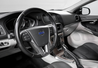 Подержанный автомобиль Volvo V40 Cross Country 2013 года (13 фото)