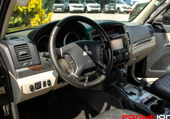 Подержанный автомобиль Mitsubishi Pajero 2017 года (14 фото)