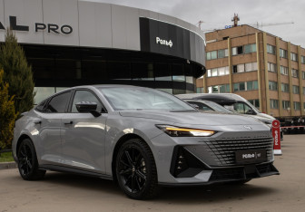 Подержанный автомобиль Changan UNI-V 2023 года (2 фото)