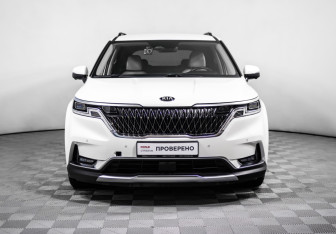 Подержанный автомобиль Kia Carnival 2021 года (2 фото)