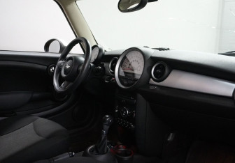 Подержанный автомобиль MINI Hatch 2013 года (12 фото)