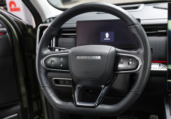 Подержанный автомобиль Jaecoo J7 2024 года (18 фото)
