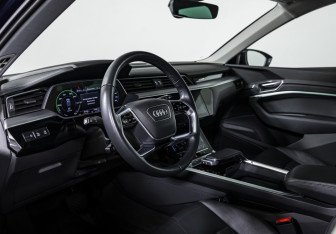 Подержанный автомобиль Audi e-tron 2019 года (10 фото)
