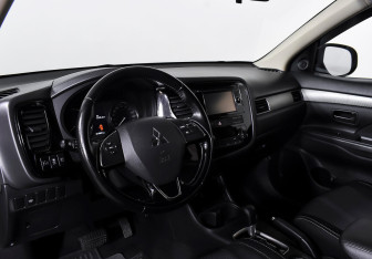 Подержанный автомобиль Mitsubishi Outlander 2016 года (12 фото)