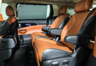 Подержанный автомобиль Kia Carnival 2022 года (10 фото)