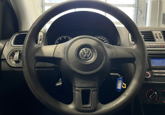 Подержанный автомобиль Volkswagen Polo Sedan 2011 года (13 фото)