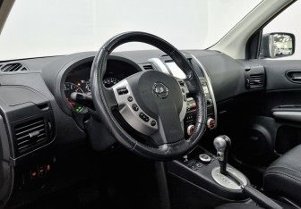 Подержанный автомобиль Nissan X-Trail 2011 года (15 фото)