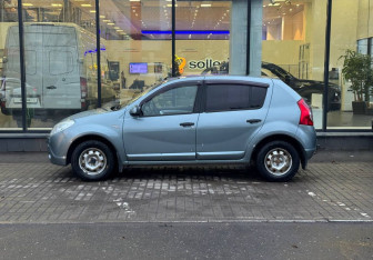 Подержанный автомобиль Renault Sandero 2010 года (5 фото)