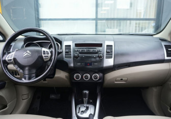 Подержанный автомобиль Citroen C-Crosser 2008 года (12 фото)