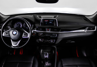 Подержанный автомобиль BMW X1 2018 года (11 фото)