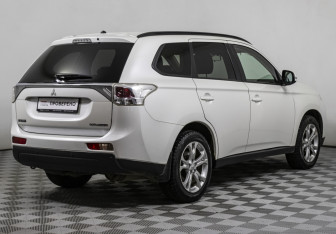 Подержанный автомобиль Mitsubishi Outlander 2013 года (5 фото)