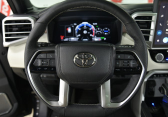 Подержанный автомобиль Toyota Sequoia 2025 года (8 фото)