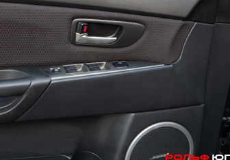 Подержанный автомобиль Mazda 3 Hatchback 2007 года (16 фото)