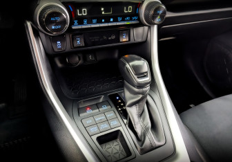 Подержанный автомобиль Toyota RAV4 2021 года (26 фото)