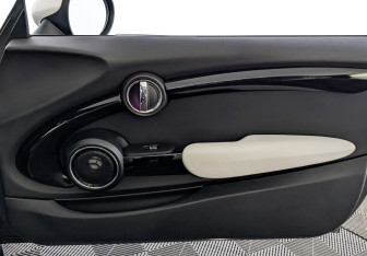 Подержанный автомобиль MINI Hatch 2016 года (24 фото)