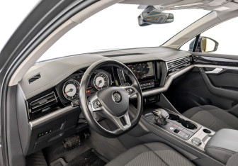 Подержанный автомобиль Volkswagen Touareg 2019 года (16 фото)