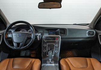 Подержанный автомобиль Volvo S60 2011 года (14 фото)