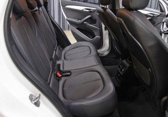 Подержанный автомобиль BMW X1 2015 года (12 фото)