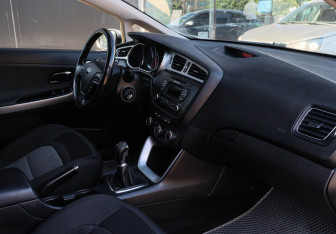 Подержанный автомобиль Kia Ceed Hatchback 2015 года (7 фото)