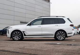 Подержанный автомобиль BMW X7 2023 года (8 фото)