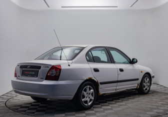 Подержанный автомобиль Hyundai Elantra Sedan 2004 года (5 фото)