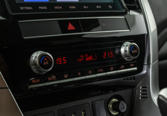 Подержанный автомобиль Mitsubishi Montero Sport 2022 года (17 фото)