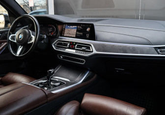 Подержанный автомобиль BMW X7 2021 года (7 фото)