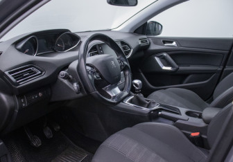 Подержанный автомобиль Peugeot 308 Wagon 2017 года (10 фото)