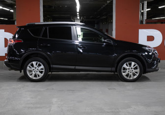 Подержанный автомобиль Toyota RAV4 2015 года (4 фото)