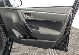 Подержанный автомобиль Toyota Corolla Sedan 2017 года (25 фото)