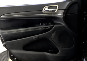 Подержанный автомобиль Jeep Grand Cherokee 2016 года (19 фото)