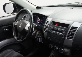 Подержанный автомобиль Mitsubishi Outlander 2011 года (9 фото)