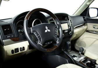 Подержанный автомобиль Mitsubishi Pajero 2015 года (11 фото)