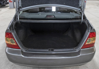 Подержанный автомобиль Toyota Corolla Sedan 2006 года (10 фото)