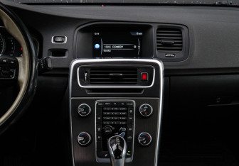 Подержанный автомобиль Volvo S60 2014 года (10 фото)