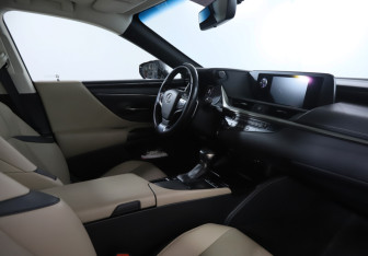 Подержанный автомобиль Lexus ES 2018 года (9 фото)