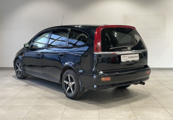 Подержанный автомобиль Honda Stream 2002 года (7 фото)