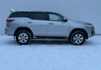 Подержанный автомобиль Toyota Fortuner 2020 года (4 фото)