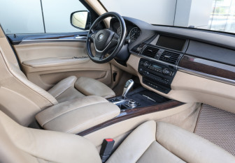 Подержанный автомобиль BMW X5 2011 года (10 фото)